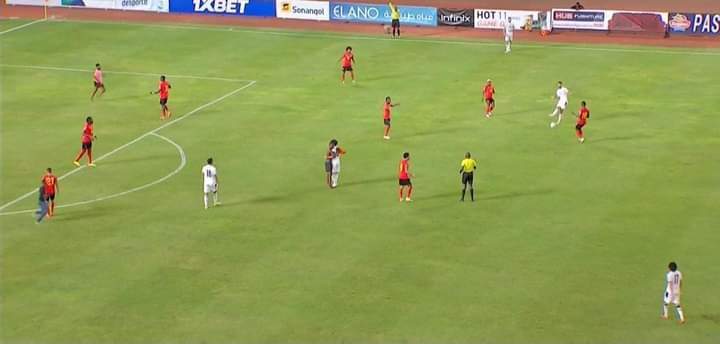 نزول جماهير انجولا للتصوير مع محمد صلاح
