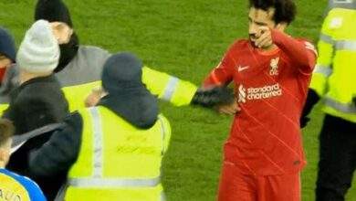 مشجع يقتحم ملعب مباراة ليفربول