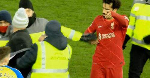 مشجع يقتحم ملعب مباراة ليفربول