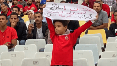 طفل يطلب من محمد صلاح قميصه بمدرجات برج العرب