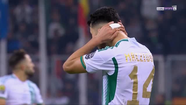 احمد قندوسي يصرخ بعد تدخل عنيف من لاعب السبغال