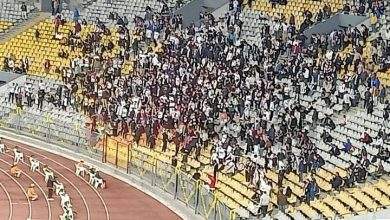 جماهير الزمالك ترتدي ملابس سوداء