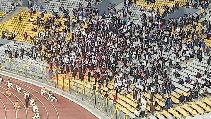 جماهير الزمالك ترتدي ملابس سوداء