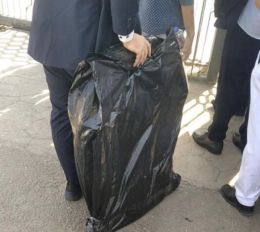 «بكيس قمامه».. وصول درع الدوري لـ استاد القاهرة لتتويج الأهلي