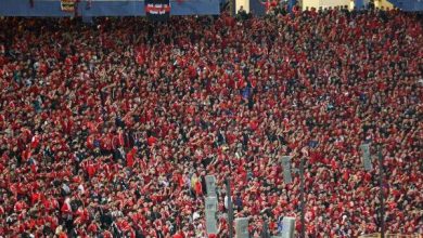 حصل النادي الأهلي على الموافقات الأمنية اللازمة لإقامة مباراته أمام شبيبة القبائل الجزائري بحضور 30 ألف مشجع، في اللقاء المقرر إقامته مساء السبت المقبل على استاد القاهرة الدولي، ضمن منافسات الجولة الأولى من دور المجموعات بدوري أبطال أفريقيا. ومن المنتظر أن يتم فتح باب حجز التذاكر للجماهير خلال الساعات القادمة، فيما يواصل الفريق تدريباته بقيادة المدير الفني ييس توروب على ملعب مختار التتش استعدادًا للمواجهة المرتقبة. ويركّز توروب خلال المران على تصحيح الأخطاء الفنية التي ظهرت مؤخرًا، إلى جانب تنفيذ الجمل الخططية التي ينوي الاعتماد عليها في المباراة، سعيًا لتقديم أداء قوي يضمن بداية مميزة في مشوار دور المجموعات. ويأمل الأهلي في استثمار الدفعة المعنوية التي حصل عليها بعد تتويجه بلقب السوبر المصري عقب فوزه على الزمالك بهدفين دون رد خلال المباراة التي أقيمت مؤخرًا في الإمارات، من أجل مواصلة المنافسة بقوة على لقب دوري الأبطال.