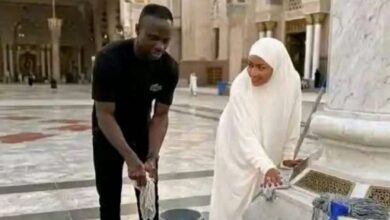 «خدمة بيوت الله شرف».. ساديو ماني وزوجته ينظفان ساحات المسجد النبوي