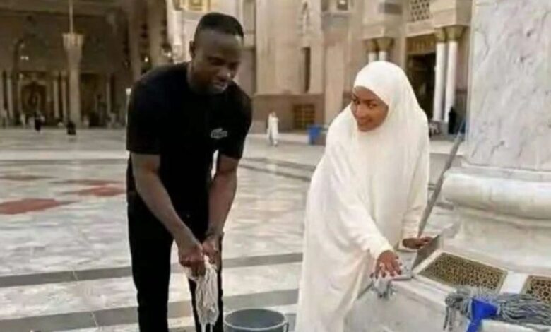 «خدمة بيوت الله شرف».. ساديو ماني وزوجته ينظفان ساحات المسجد النبوي