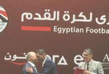 هاني أبو ريدة يكرم محمود وفا