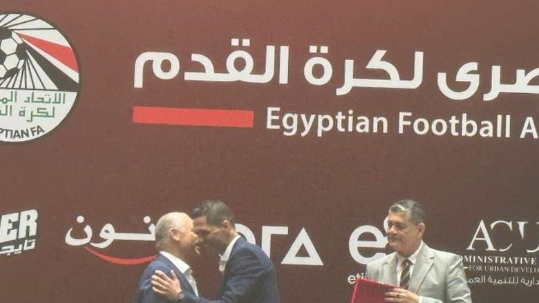 هاني أبو ريدة يكرم محمود وفا