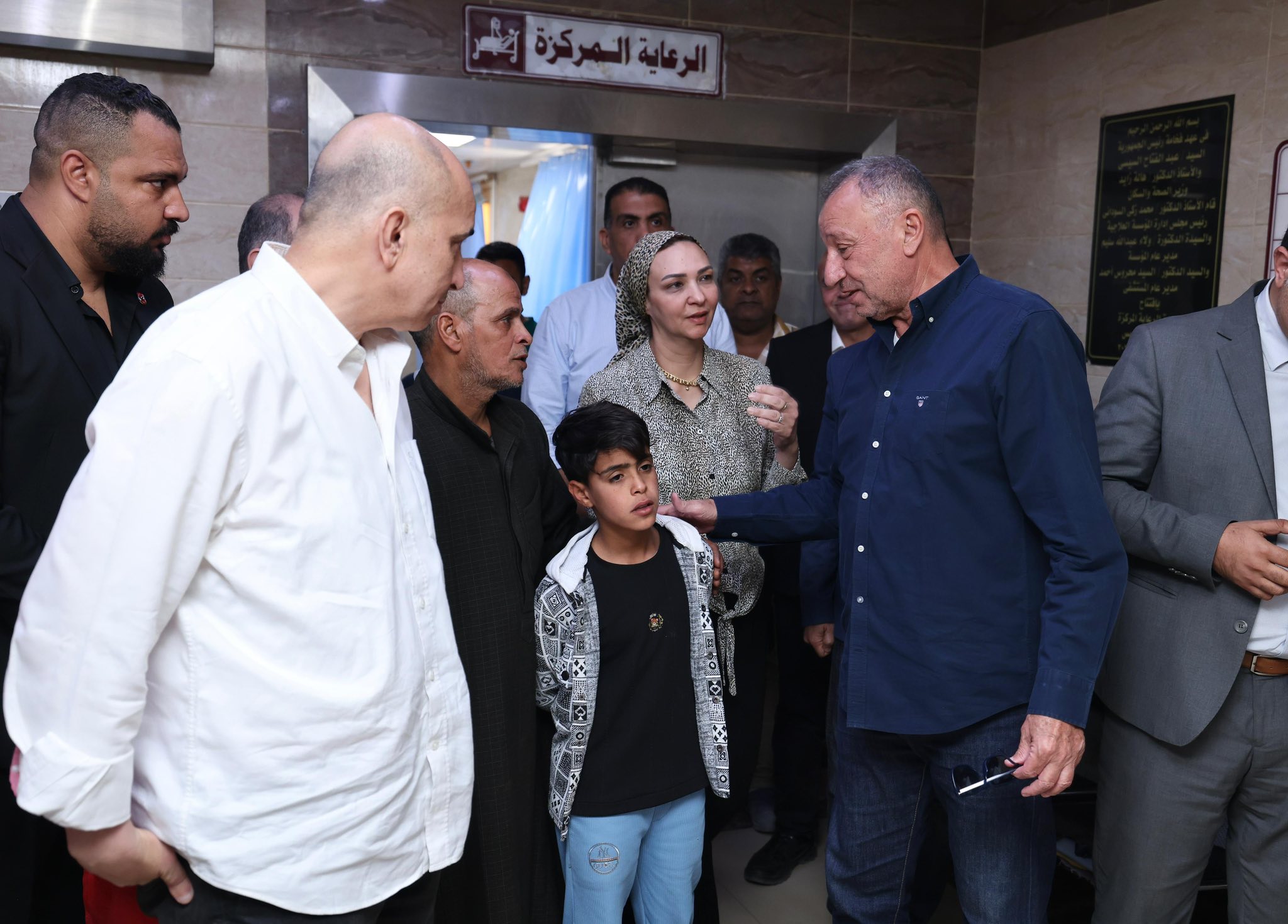 الخطيب يزور مشجع الأهلي