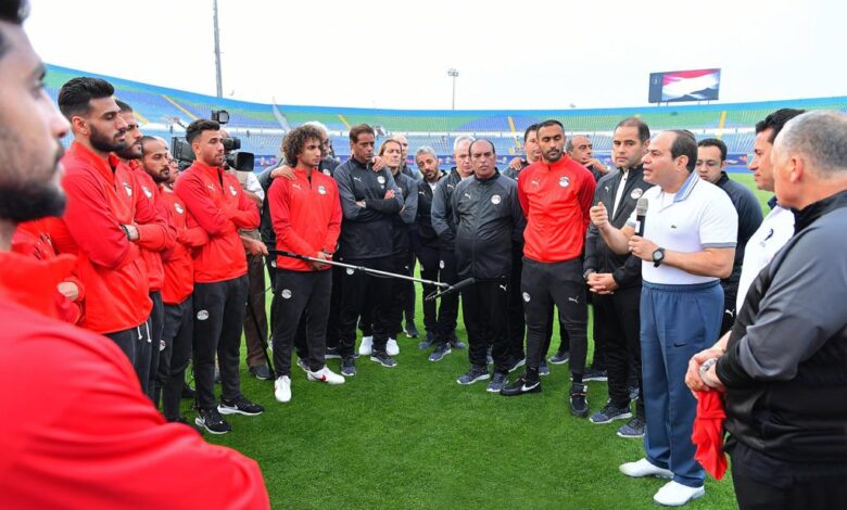 الرئيس السيسي مع المنتخب